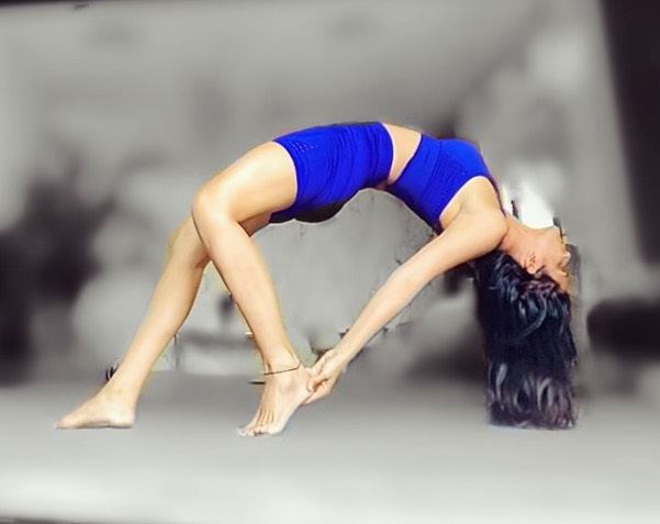 Aastha Chopra in Wheel on tiptoe (Urdhva Dhanurasana), Home, Dubai, October 2020