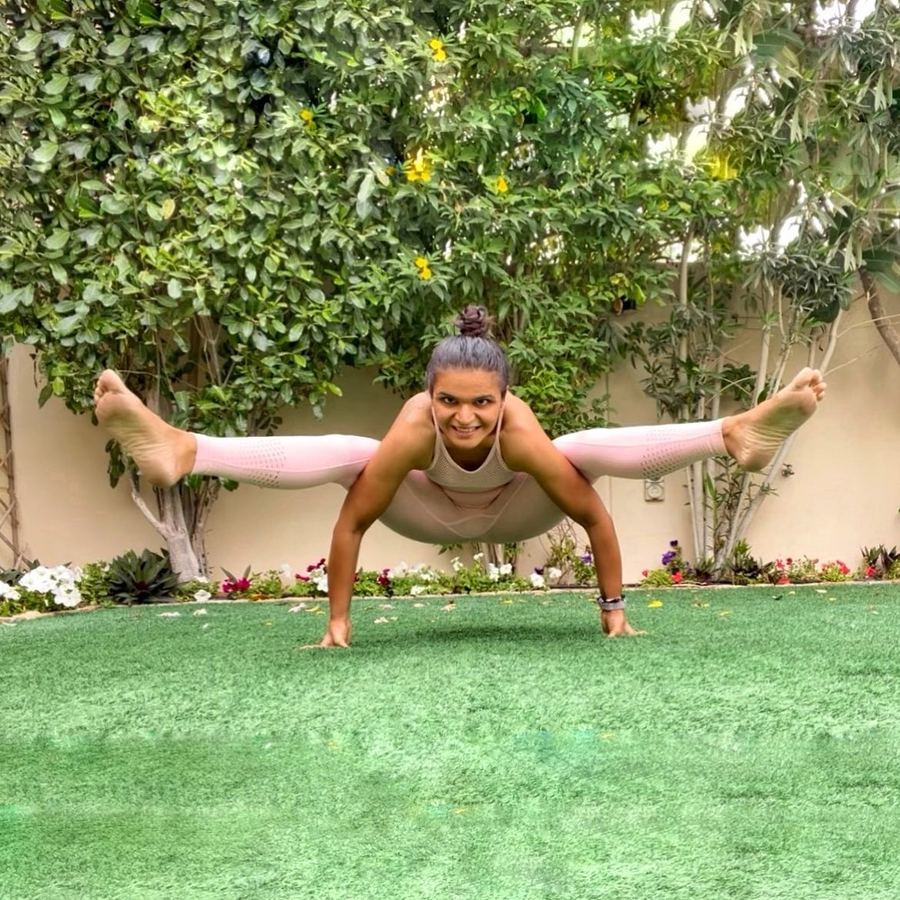 Aastha Chopra in Firefly (Tittibhasana), Garden, Dubai, March 2021