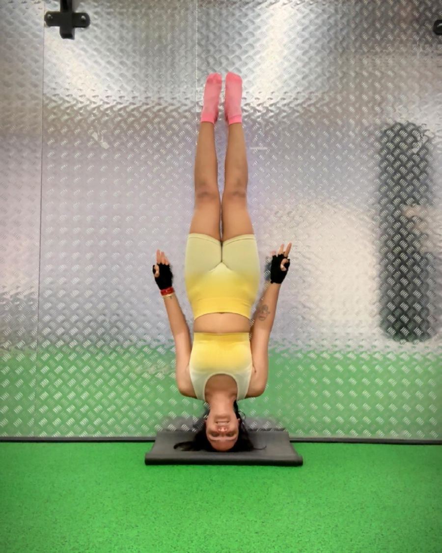 Aastha Chopra in Hands-free headstand (Niralamba Sirsasana), Gym, Dubai, January 2023