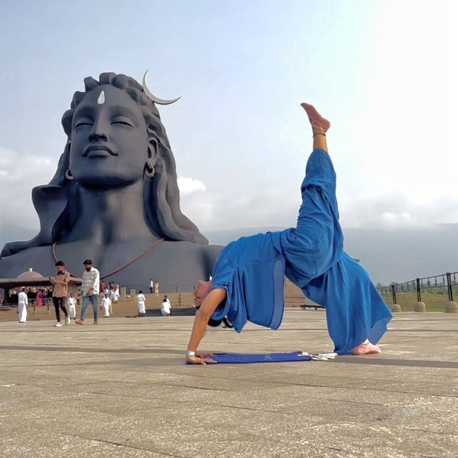 Aastha Chopra in One-legged wheel before Adiyogi (Eka Pada Urdhva Dhanurasana), Isha, Coimbatore, India, April 2023